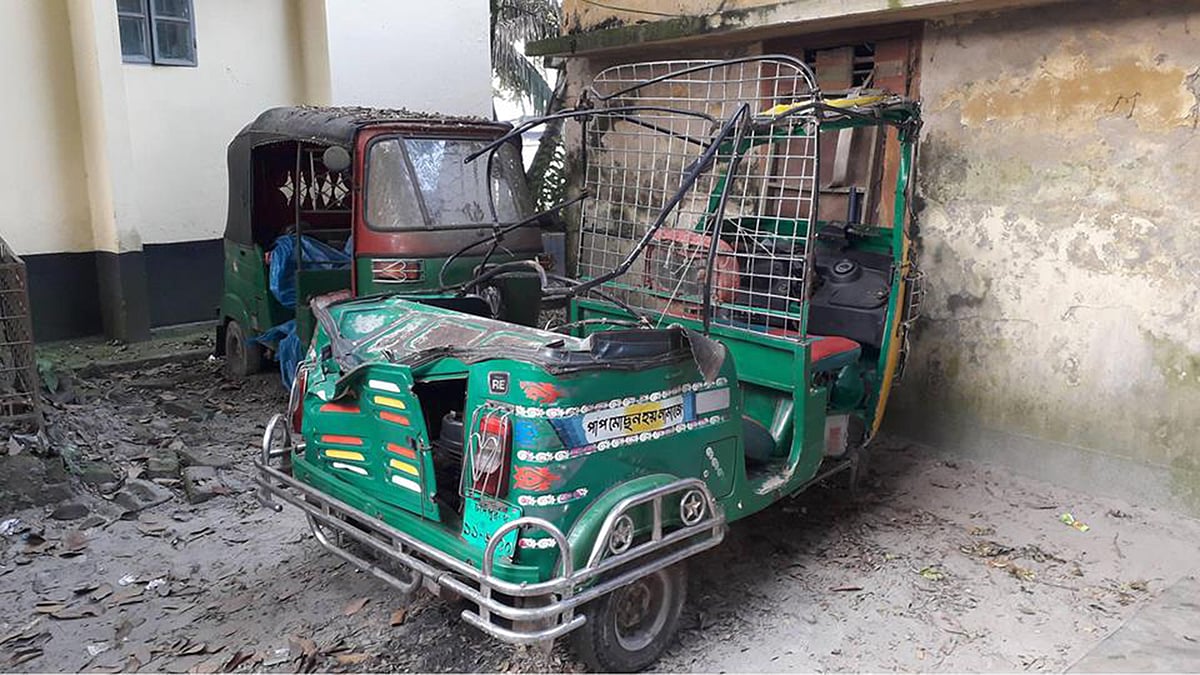 চাঁদপুরের হাজীগঞ্জ উপজেলায় দুর্ঘটনাকবলিত সিএনজি চালিত অটোরিকশা। ছবি: প্রথম আলো
