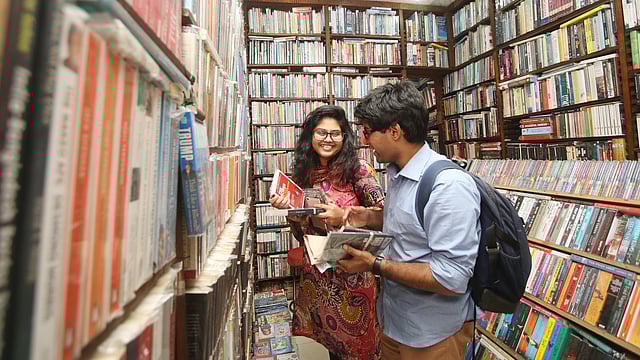 এই প্রজন্মের বইপ্রেমীরাও প্রিয় বইটি খুঁজে নিতে ছুটে আসেন জিনাতে।