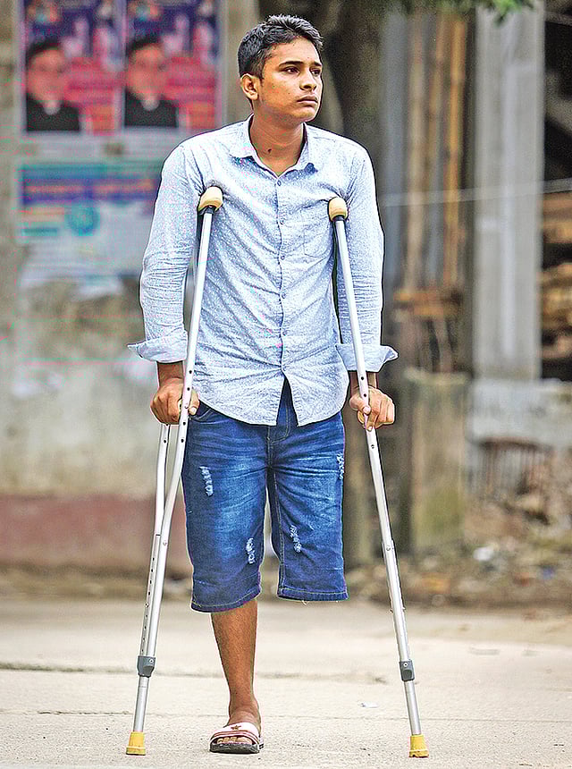 আর কখনো দুই পায়ে হাঁটতে পারবে না রাসেল সরকার। সম্প্রতি ভাটারায় বাসার সামনে।  ছবি: সাইফুল ইসলাম