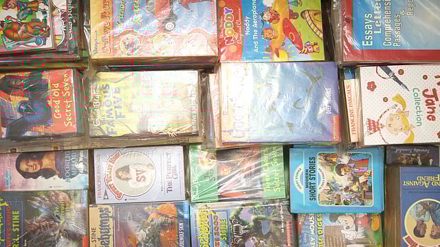 ছোটদের ইংরেজি বই। জিনাতে শিশুতোষ বইয়ের সংগ্রহ উল্লেখযোগ্য।