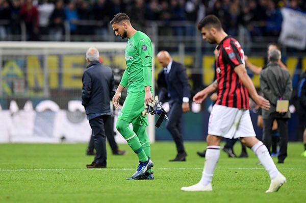 শেষ মুহূর্তের ভুলে মাঠে ছাড়তে হয়েছে মাথা নিচু করে। ছবি: রয়টার্স