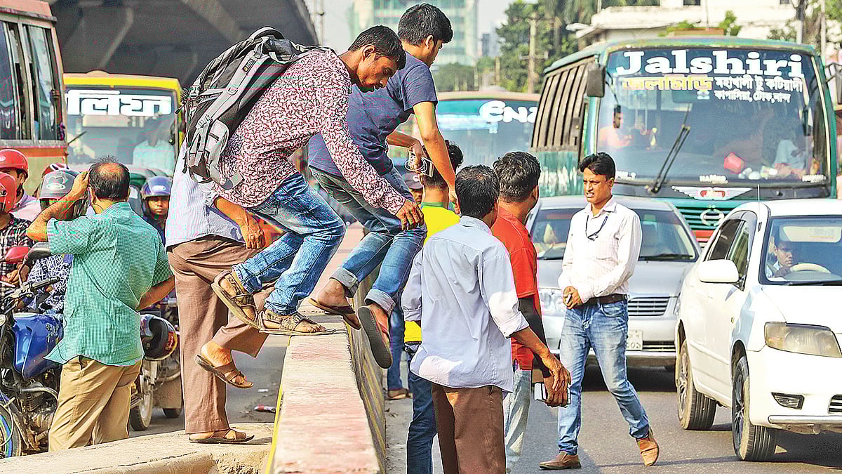 কিছুদিন আগেও এখানে স্কাউট-রেড ক্রিসেন্টের সদস্যরা যত্রতত্র সড়ক পারাপার না করতে পথচারীদের সচেতন করেছেন। কিন্তু অবস্থার পরিবর্তন নেই। গতকাল দুপুরে রাজধানীর মহাখালী মোড়ে।  ছবি: সাজিদ হোসেন