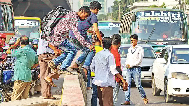 কিছুদিন আগেও এখানে স্কাউট-রেড ক্রিসেন্টের সদস্যরা যত্রতত্র সড়ক পারাপার না করতে পথচারীদের সচেতন করেছেন। কিন্তু অবস্থার পরিবর্তন নেই। গতকাল দুপুরে রাজধানীর মহাখালী মোড়ে।  ছবি: সাজিদ হোসেন
