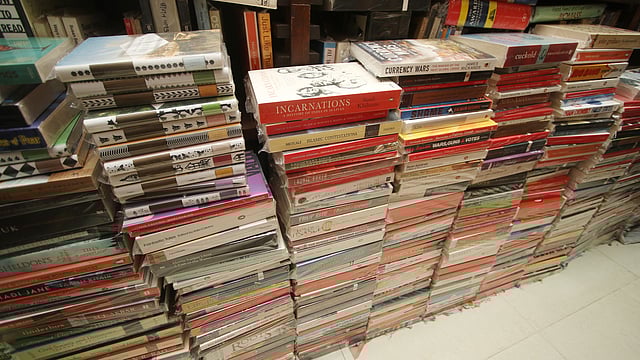 এখানে বিখ্যাত সবধরণের ইংরেজি বই পাওয়া যায়।