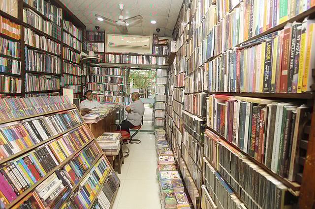 ১৯৬৩ সালে সৈয়দ আবদুল মালেক বইয়ের দোকানটি প্রতিষ্ঠা করেন।