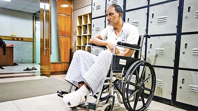 আহত পুলিশ সদস্য দেলোয়ার হোসেন। সম্প্রতি ধানমন্ডির পপুলার হাসপাতালে।