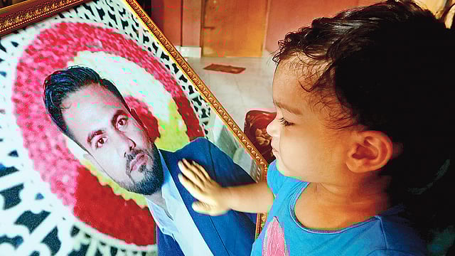 রেজাউল করিমের মেয়ে সাবা এখনো জানে না তার বাবা আর নেই। গতকাল চট্টগ্রাম নগরের সিটি গেইটের বাসায়।  ছবি: জুয়েল শীল