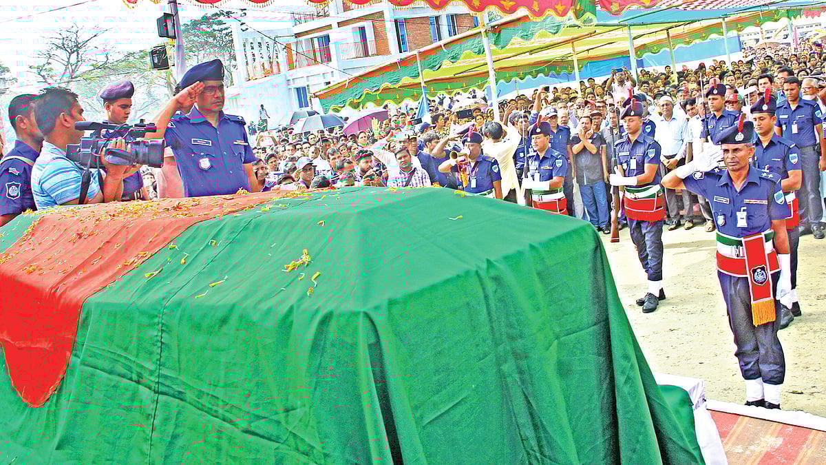 ফাদার রিগনকে সমাহিত করার আগে মুক্তিযোদ্ধা হিসেবে রাষ্ট্রীয় সম্মান জানানো হয়। গতকাল মোংলা উপজেলা পরিষদ মাঠে।  ছবি: প্রথম আলো