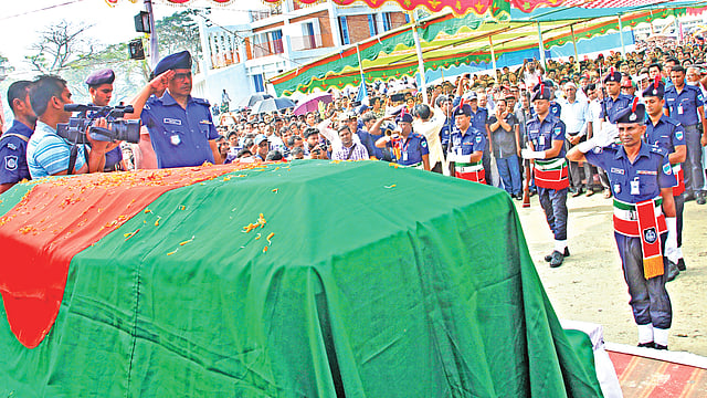 ফাদার রিগনকে সমাহিত করার আগে মুক্তিযোদ্ধা হিসেবে রাষ্ট্রীয় সম্মান জানানো হয়। গতকাল মোংলা উপজেলা পরিষদ মাঠে।  ছবি: প্রথম আলো