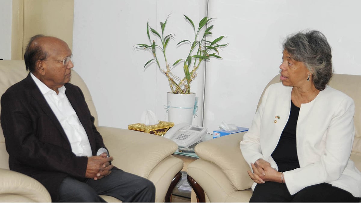 বাণিজ্যমন্ত্রী তোফায়েল আহমেদের সঙ্গে মন্ত্রণালয়ে তাঁর কার্যালয়ে সাক্ষাৎ করেন ঢাকায় নিযুক্ত বিদায়ী মার্কিন রাষ্ট্রদূত মার্শা বার্নিকাট। ঢাকা, ২২ অক্টোবর। ছবি: পিআইডি