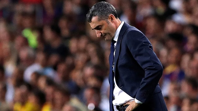 রক্ষণই চিন্তার ভাঁজ তৈরি করেছে ভালভার্দের কপালে। ছবি: রয়টার্স