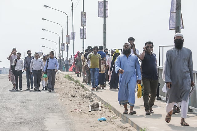 টোলমুক্ত করার দাবিতে বুড়িগঙ্গা প্রথম চীন মৈত্রী সেতুতে সব ধরনের যান চলাচল বন্ধ করে দিয়েছেন সিএনজিচালিত অটোরিকশার চালকেরা। যানবাহন না পেয়ে পায়ে হেঁটে চলতে হয় সাধারণ চলাচলকারীদের। পোস্তগোলা, ঢাকা, ২৩ অক্টোবর। ছবি: দীপু মালাকার