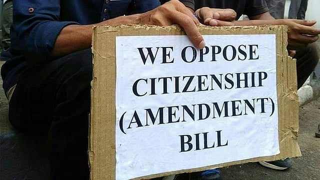 ‘আমরা নাগরিকত্ব (সংশোধনী) বিলের বিরোধিতা করি’—লেখাসংবলিত প্ল্যাকার্ড নিয়ে বিক্ষোভ। ছবি: ইনসাইড ইনইয়ের সৌজন্যে