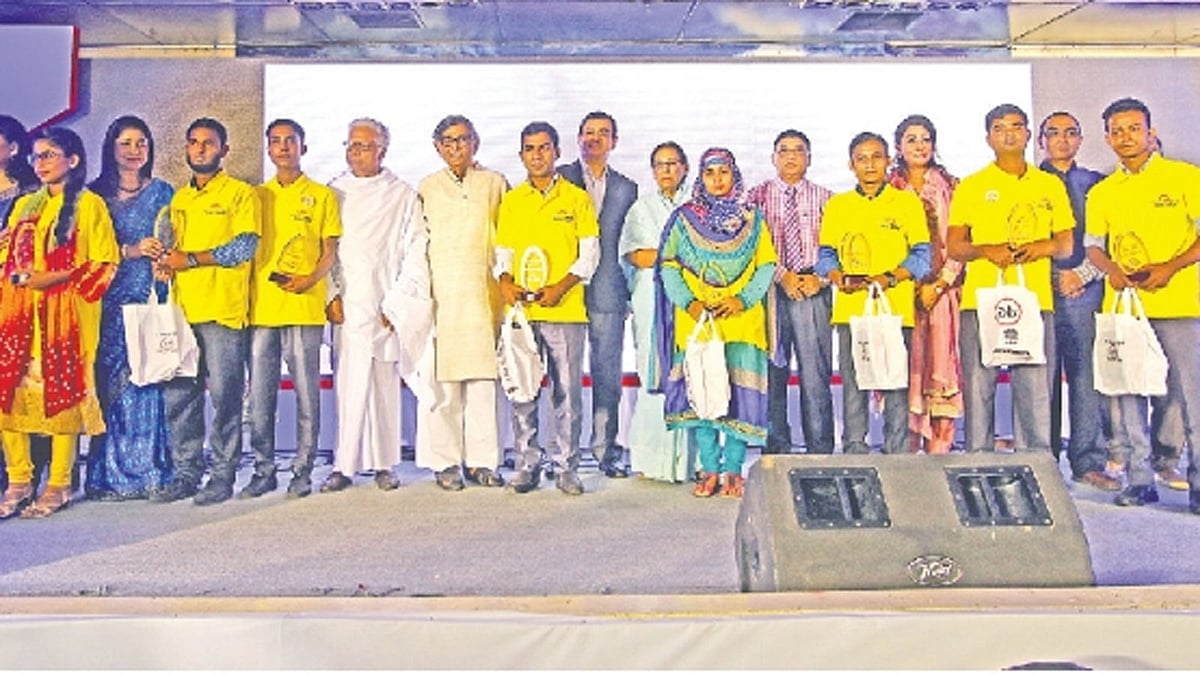 ব্র্যাক ব্যাংক–প্রথম আলো ট্রাস্ট অদম্য মেধাবী ২০১৭ অনুষ্ঠানে অতিথিদের সঙ্গে স্নাতক উত্তীর্ণ শিক্ষার্থীরা।  ফাইল ছবি