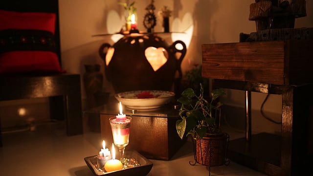 ছোট ট্রেতেও সাজিয়ে রাখা যায় নানা আকৃতির মোমবাতি
