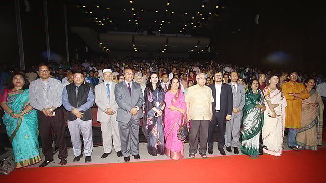 অতিথিদের সঙ্গে অদম্য মেধাবীরা।