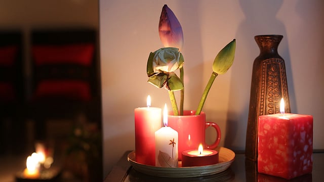 ফুল আর মোমবাতির আলোয় স্নিগ্ধ অন্দর। কৃতজ্ঞতা: সাবিহা কুমু, ছবি: কবির হোসেন