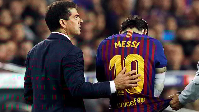 ক্যারিয়ারে প্রথম হাতের ইনজুরিতে পরেছেন মেসি। ছবি: রয়টার্স