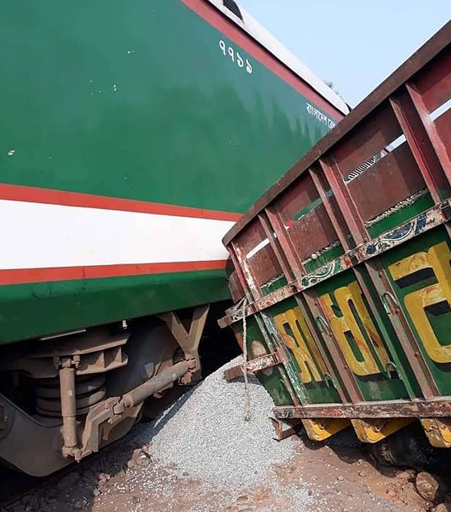রেল লাইনের ওপর থেকে ট্রাকটি সরানোর পর ট্রেন চলাচল শুরু হয়। ছবি: প্রথম আলো