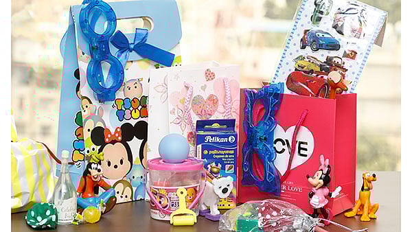 বয়স অনুযায়ী বেছে নিতে হবে গুডি ব্যাগের উপহার। ছবি: খালেদ সরকার