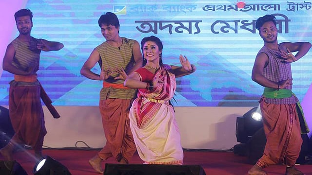 তরঙ্গমীর পরিবেশনায় পূজা সেনগুপ্তের নাচের মাধ্যমে আজকের অনুষ্ঠান শুরু। ছবি: প্রথম আলো