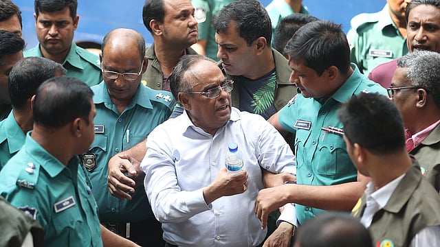 ঢাকার আদালতে ব্যারিস্টার মইনুল হোসেন। ছবি: সাজিদ হোসেন