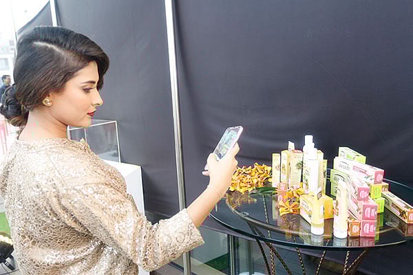 আয়ুর্বেদিক ব্র্যান্ড আয়ুশের উদ্বোধনী অনুষ্ঠানে ব্র্যান্ড অ্যাম্বাসেডর অভিনেত্রী মেহজাবিন