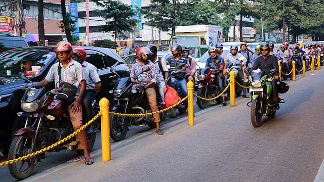 শিক্ষার্থীদের নিরাপদ সড়কের দাবিতে আন্দোলনের পর মোটরসাইকেলের চালকদের মধ্যে সচেতনতা কিছুটা বৃদ্ধি পেয়েছে। চালক ও আরোহী উভয়ই হেলমেট ব্যবহার করছেন। কারওয়ান বাজার, ঢাকা, ২৩ অক্টোবর। ছবি: সাবরিনা ইয়াসমীন
