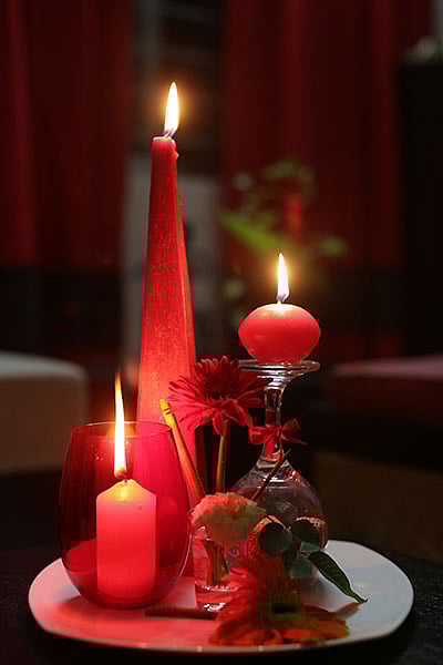 একই জায়গায় রাখা যায় দুই-তিন রঙের মোমবাতি