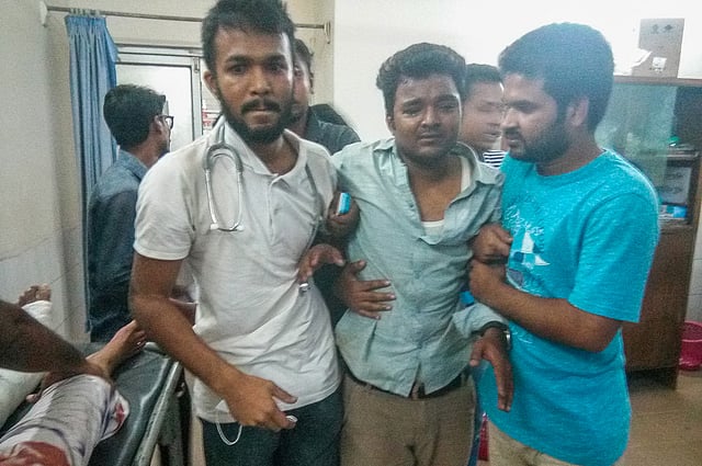 ঢাকা বিশ্ববিদ্যালয়ের ঘ ইউনিটের ভর্তি পরীক্ষা বাতিল করে পুনরায় পরীক্ষা নেওয়ার দাবিতে বিক্ষোভ মিছিল ও সমাবেশ শেষে ফেরার পথে ছাত্রলীগের মারধরের শিকার হয়েছেন বাংলাদেশ সাধারণ ছাত্র অধিকার সংরক্ষণ পরিষদের চার নেতা৷ পরে চিকিৎসার জন্য তাঁদের মগবাজারের একটি বেসরকারি হাসপাতালে নেওয়া হয়। মগবাজার, ঢাকা, ২৩ অক্টোবর। ছবি: দীপু মালাকার