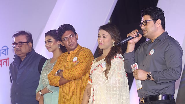 মঞ্চে ফেরদৌস আহমেদ, মেহজাবীন চৌধুরী, চঞ্চল চৌধুরী, জয়া আহসান ও আব্দুন নূর তুষার।