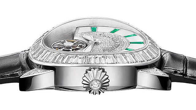 এই হাতঘড়িতে সব মিলিয়ে আছে ১৮ দশমিক ৫০ ক্যারেট ওজনের হীরা। ছবিটি বাকাস অ্যান্ড স্ট্রাউসের ওয়েবসাইট থেকে নেওয়া