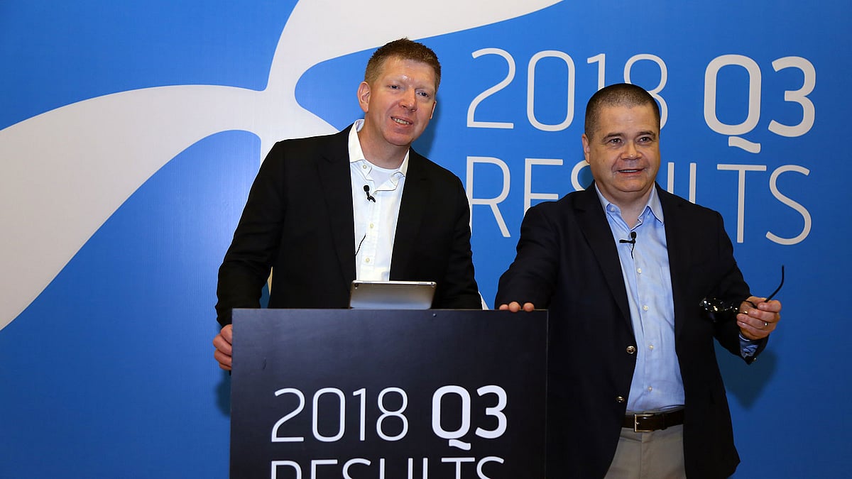 গ্রামীণফোনের তৃতীয় প্রান্তিকের আয় ঘোষণা করেন প্রতিষ্ঠানটির প্রধান নির্বাহী মাইকেল ফোলি (ডানে) ও প্রধান আর্থিক কর্মকর্তা কার্ল এরিক ব্রোতেন। ছবি: সংগৃহীত।