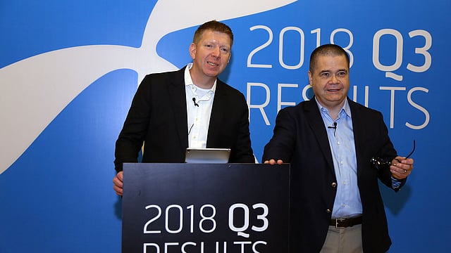 গ্রামীণফোনের তৃতীয় প্রান্তিকের আয় ঘোষণা করেন প্রতিষ্ঠানটির প্রধান নির্বাহী মাইকেল ফোলি (ডানে) ও প্রধান আর্থিক কর্মকর্তা কার্ল এরিক ব্রোতেন। ছবি: সংগৃহীত।