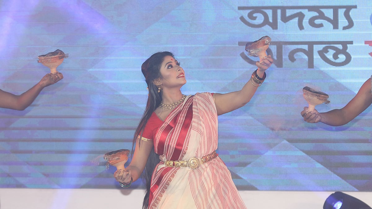 তরঙ্গমীর পরিবেশনায় পূজা সেনগুপ্তের নাচের মাধ্যমে অনুষ্ঠান শুরু হয়।