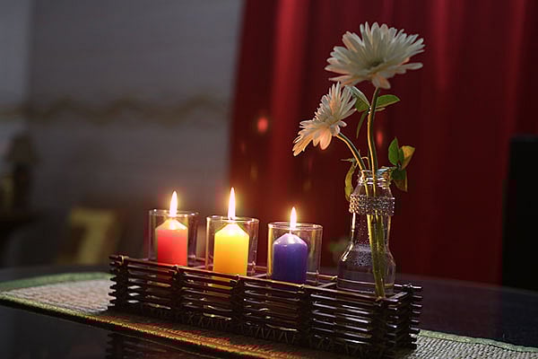 একই জায়গায় রাখা যায় দুই-তিন রঙের মোমবাতি