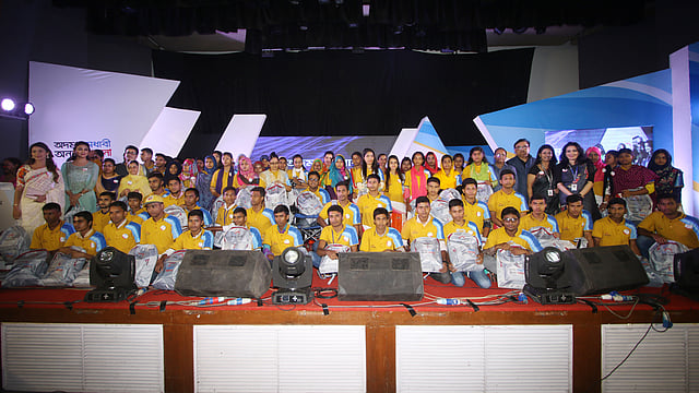 মঞ্চে অতিথিদের সঙ্গে অদম্য মেধাবীরা।