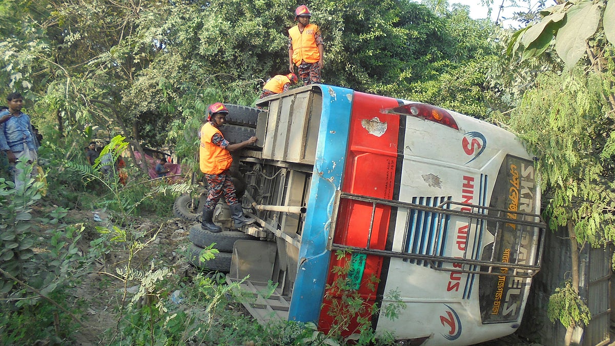 বাসটি উল্টে বসতঘরের ওপর পড়ে। তবে ভাগ্য ভালো, এ দুর্ঘটনায় প্রাণহানি বা গুরুতর আহতের মতো কোনো ঘটনা ঘটেনি। উত্তরা, ঢাকা, ২৩ অক্টোবর। ছবি: সংগৃহীত