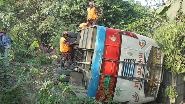 বাসটি উল্টে বসতঘরের ওপর পড়ে। তবে ভাগ্য ভালো, এ দুর্ঘটনায় প্রাণহানি বা গুরুতর আহতের মতো কোনো ঘটনা ঘটেনি। উত্তরা, ঢাকা, ২৩ অক্টোবর। ছবি: সংগৃহীত