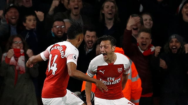 ওজিল-অবামেয়াং জুটি জমে ক্ষীর। ছবি: রয়টার্স