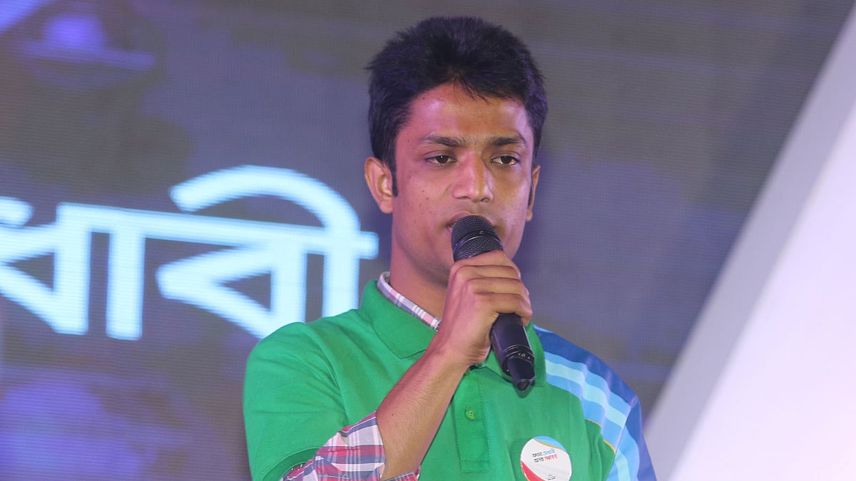 নিজের লড়াইয়ের গল্প শোনাচ্ছেন মো. সুজন মিয়া। ছবি: আবদুস সালাম