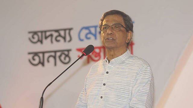 অনুষ্ঠানে স্বাগত বক্তব্য দেন প্রথম আলো সম্পাদক মতিউর রহমান। ছবি: প্রথম আলো