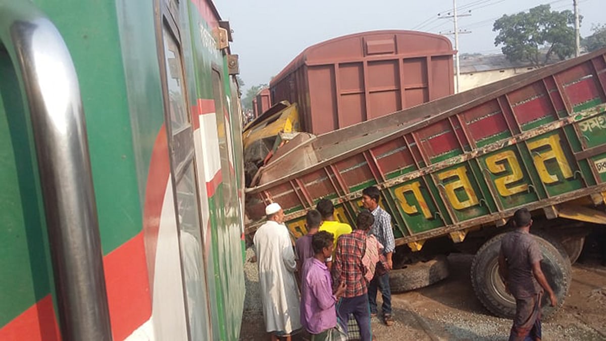 অভয়নগর উপজেলার নওয়াপাড়ার পাঁচ কবর নামক স্থানে দুর্ঘটনা ঘটে। ছবি: প্রথম আলো