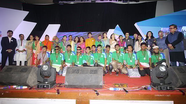 মঞ্চে অতিথিদের সঙ্গে অদম্য মেধাবীরা।