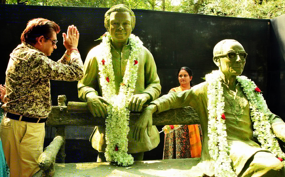 শচীন দেববর্মন এবং কিশোর কুমারের মূর্তি উন্মোচন করেন অমিত কুমার। ছবি: ভাস্কর মুখার্জি