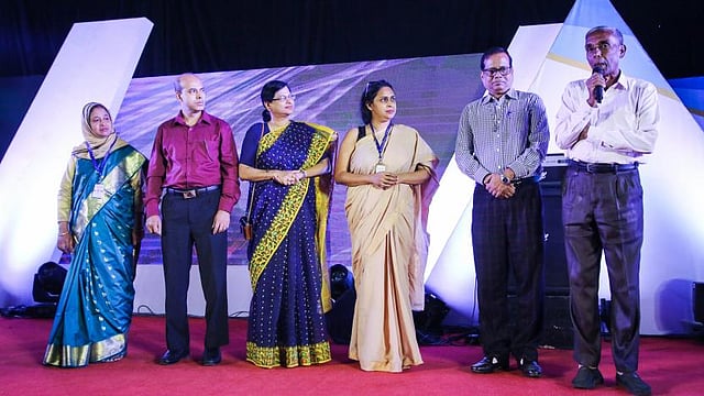 শহর ও গ্রামের শিক্ষকেরা জানাচ্ছেন তাঁদের অভিজ্ঞতার কথা। ছবি: সাইফুল ইসলাম