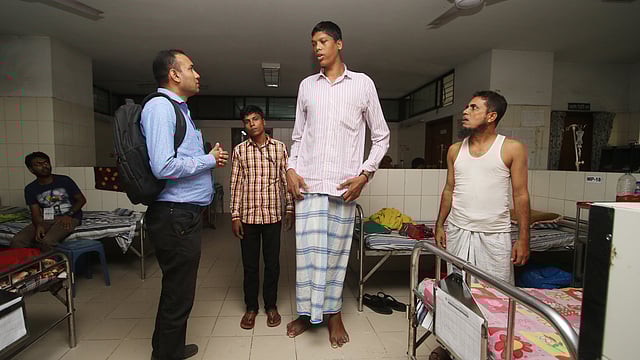 দাবি করা হচ্ছে জিন্নাত আলীর উচ্চতা ৮ ফুট ২ ইঞ্চি। তিনি রাজধানীর বঙ্গবন্ধু শেখ মুজিব মেডিকেল বিশ্ববিদ্যালয়ে (বিএসএমএমইউ) চিকিৎসাধীন। ঢাকা, ২৪ অক্টোবর। ছবি: আবদুস সালাম