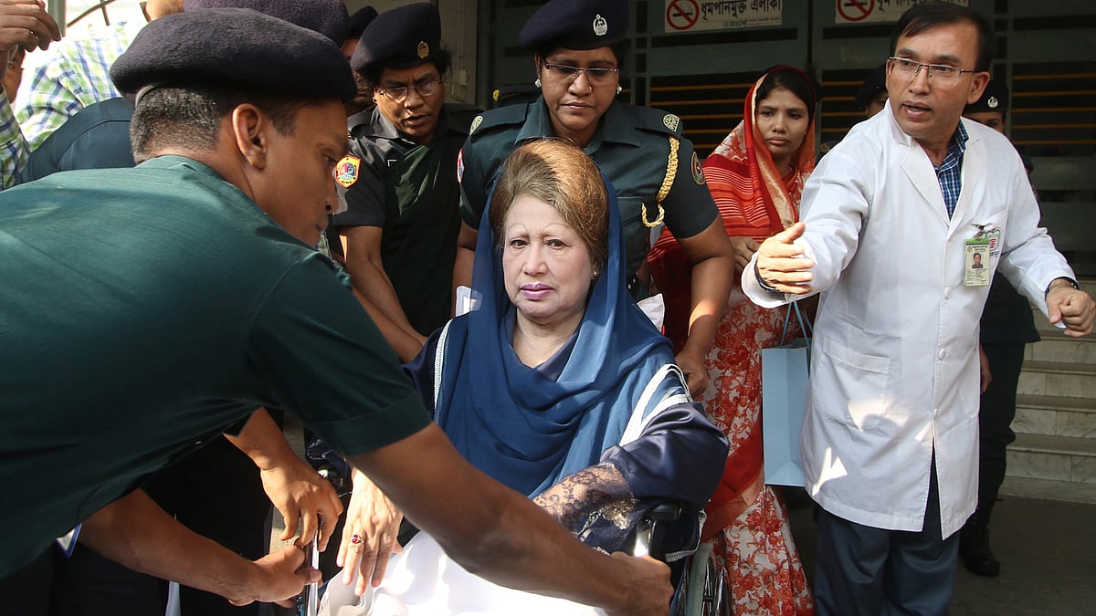 রাজধানীর বঙ্গবন্ধু শেখ মুজিব মেডিকেল বিশ্ববিদ্যালয় হাসপাতালে চিকিৎসাধীন বিএনপির চেয়ারপারসন খালেদা জিয়ার সিটি স্ক্যান করা হয়েছে।পরে তাঁকে কেবিনে নিয়ে যাওয়া হয়। ঢাকা, ২৪ অক্টোবর। ছবি: আবদুস সালাম