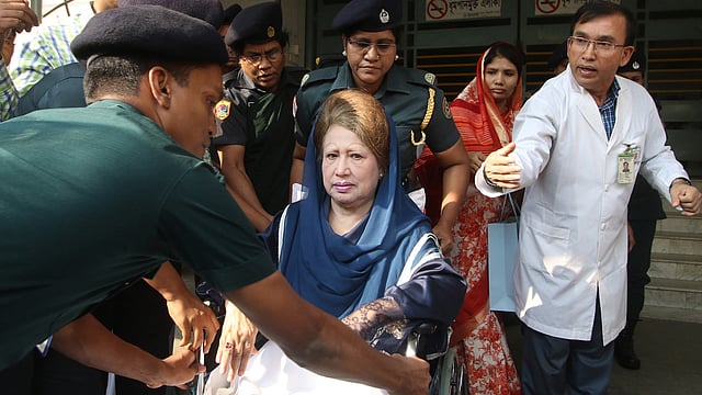 রাজধানীর বঙ্গবন্ধু শেখ মুজিব মেডিকেল বিশ্ববিদ্যালয় হাসপাতালে চিকিৎসাধীন বিএনপির চেয়ারপারসন খালেদা জিয়ার সিটি স্ক্যান করা হয়েছে।পরে তাঁকে কেবিনে নিয়ে যাওয়া হয়। ঢাকা, ২৪ অক্টোবর। ছবি: আবদুস সালাম