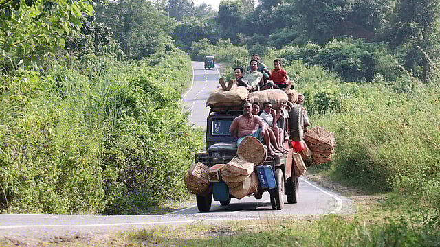 পাহাড়ি আঁকাবাঁকা সড়ক এমনিতেই ঝুঁকিপূর্ণ। তার ওপর অতিরিক্ত মালামাল ও যাত্রী বহন—এই ঝুঁকি বাড়িয়ে দেয়। এমনই ঝুঁকি নিয়ে চলছে চাঁদের গাড়ি। চৌংড়াছড়ি এলাকা, মহালছড়ি উপজেলা, খাগড়াছড়ি, ২৩ অক্টোবর। ছবি: নীরব চৌধুরী